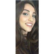 Ragazza diplomata impartisce lezioni per bambini che frequentano scuola elementare